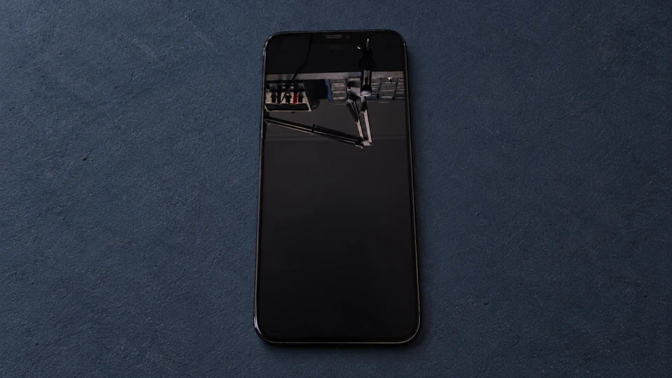 Переднее стекло собранного iPhone 11 Pro Max с выключенным экраном