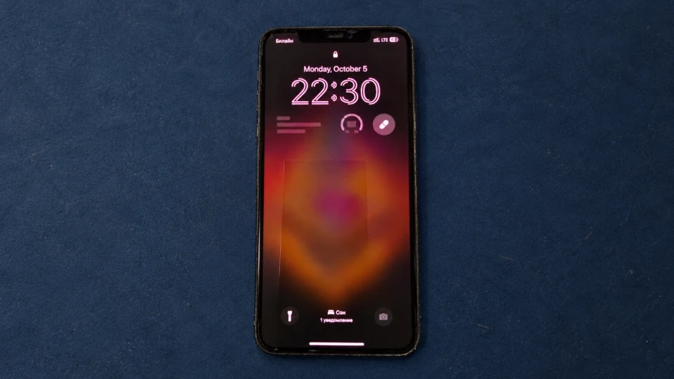 Собранный iPhone 11 Pro Max после ремонта с включённым экраном