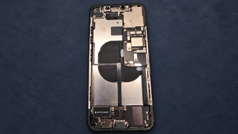 Открытый корпус iPhone 11 Pro Max после удаления старой проклейки