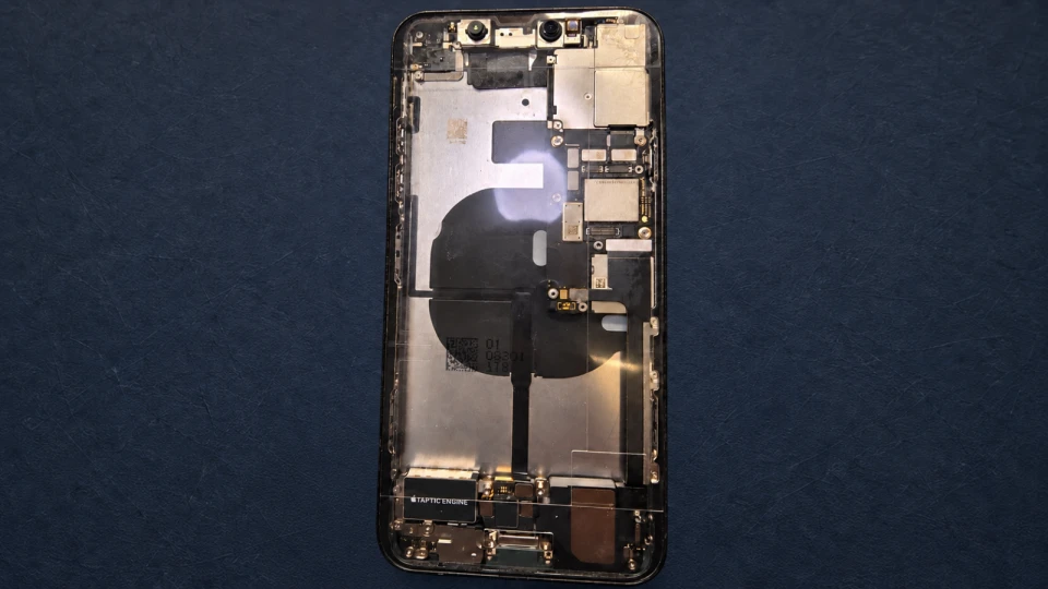 iPhone 11 Pro Max на этапе установки новой проклейки после нанесения праймера
