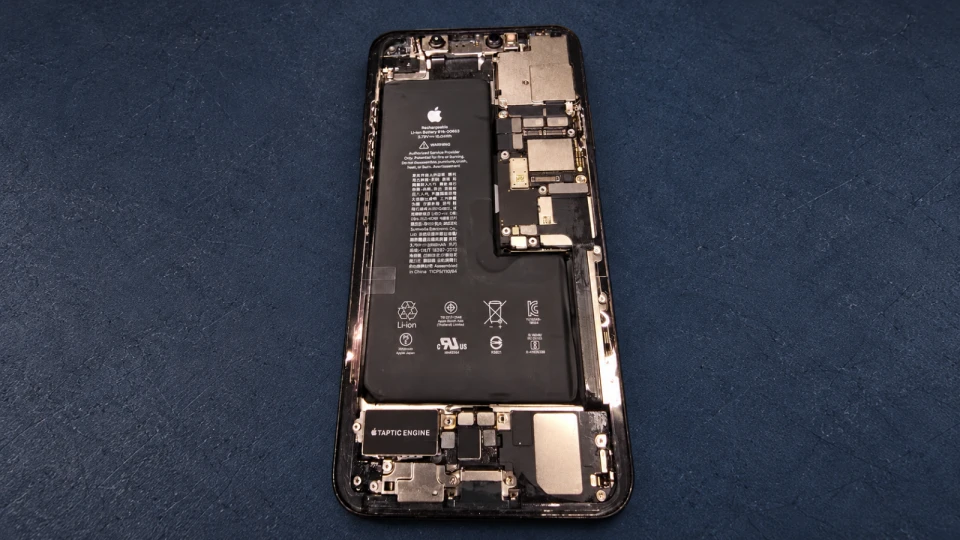 Новый аккумулятор установлен в корпус iPhone 11 Pro Max