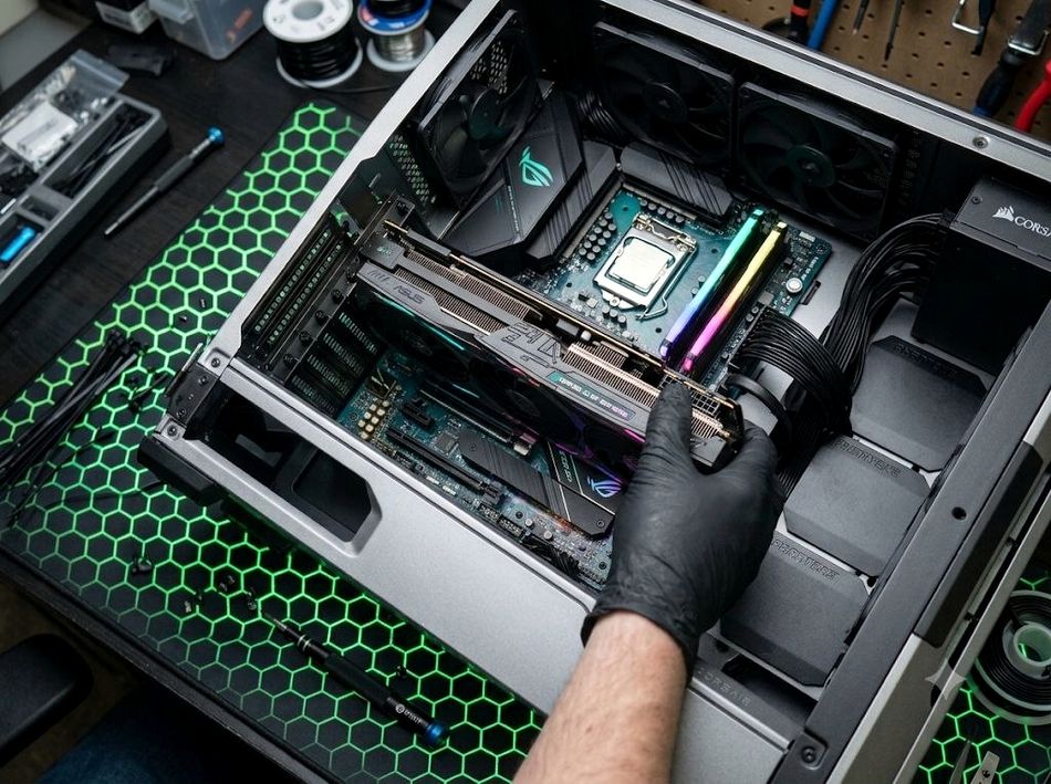 Установка видеокарты ASUS ROG в игровой ПК на базе материнской платы с RGB-подсветкой
